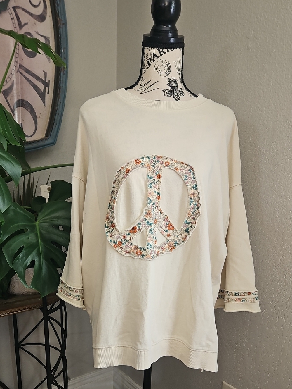 Easel Cream Floral Peace Sign Sweatshirt Size Medium